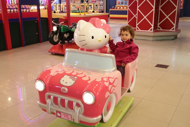 tia sur voiture hello kitty